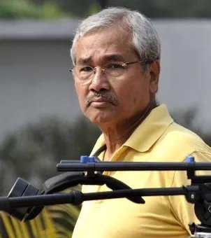 Jahnu Barua on set